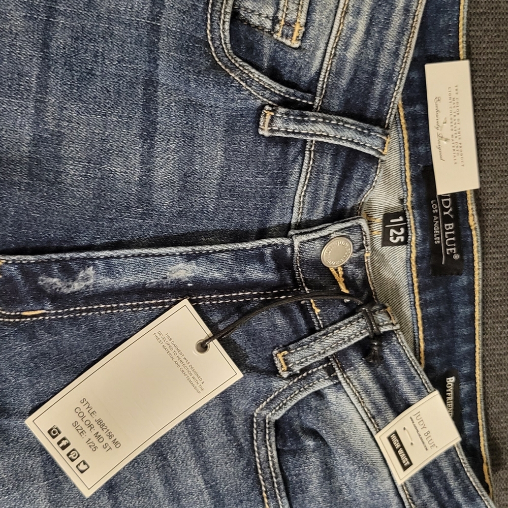 Judy Blue. Size 25. Distressed boyfriend fit jeans.